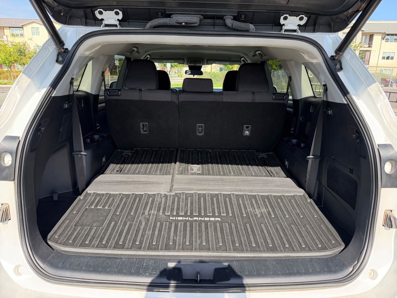 Used 2023 Toyota Highlander LE FWD image 24