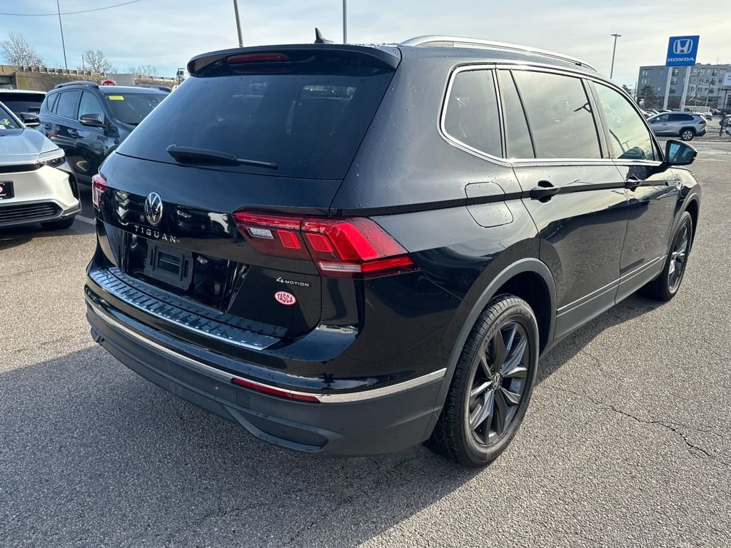 Used 2022 Volkswagen Tiguan SE w/ Panoramic Sunroof Package image 9