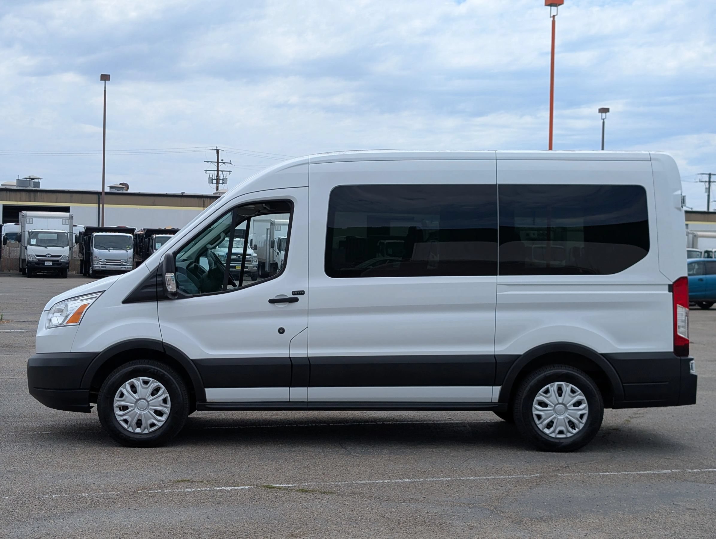 Used 2019 Ford Transit 150 XLT RWD image 4