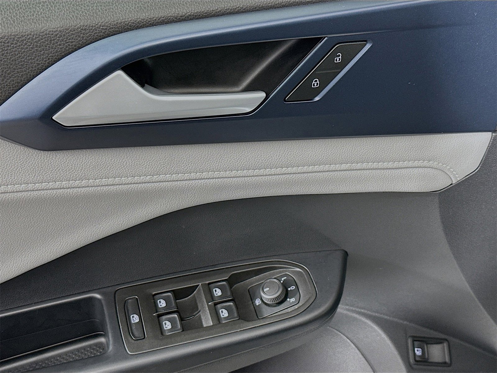 Used 2024 Volkswagen Taos SE w/ Panoramic Sunroof Package image 18