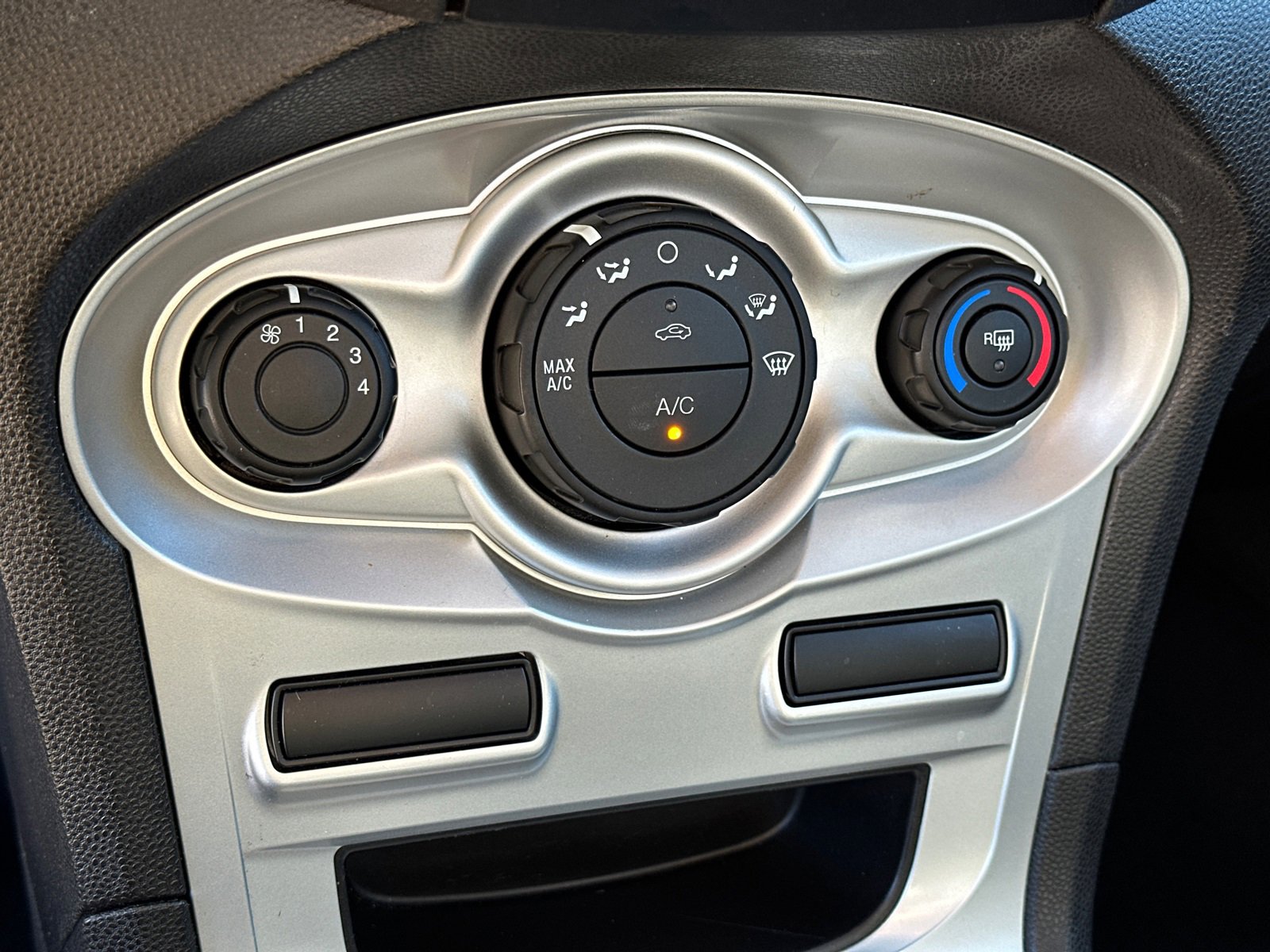 Used 2019 Ford Fiesta SE image 31