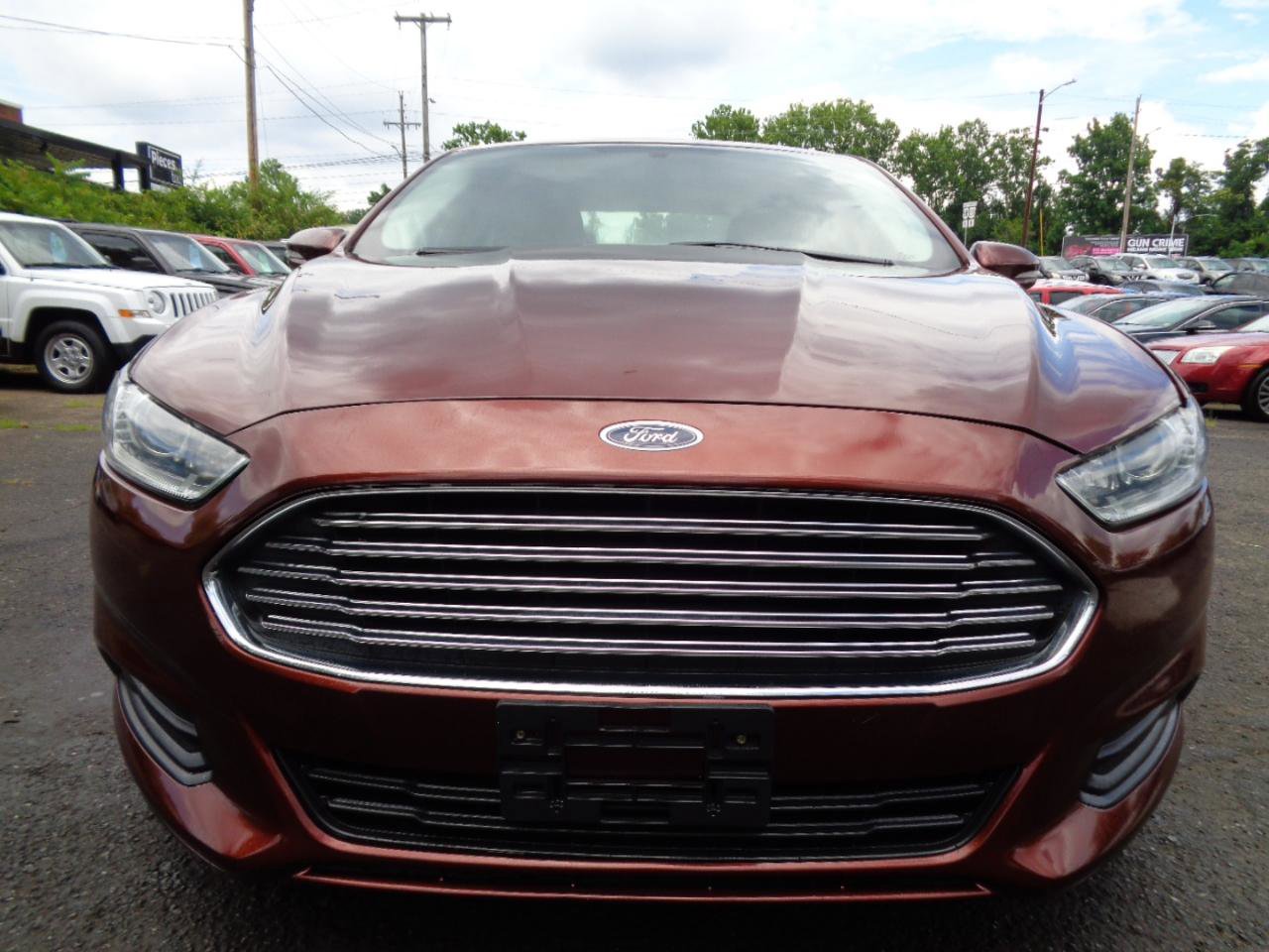 Used 2015 Ford Fusion SE FWD image 2