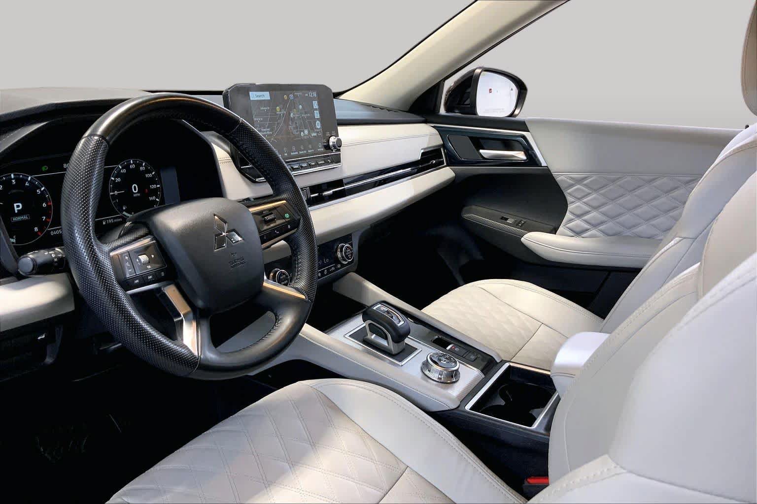Used 2023 Mitsubishi Outlander SEL AWD/4WD image 17