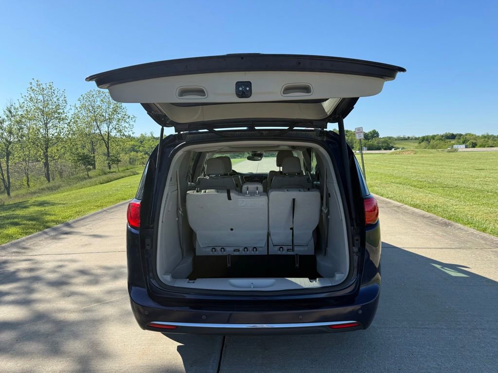 Used 2019 Chrysler Pacifica Touring-L Plus w/ Advanced Safetytec Group FWD image 5