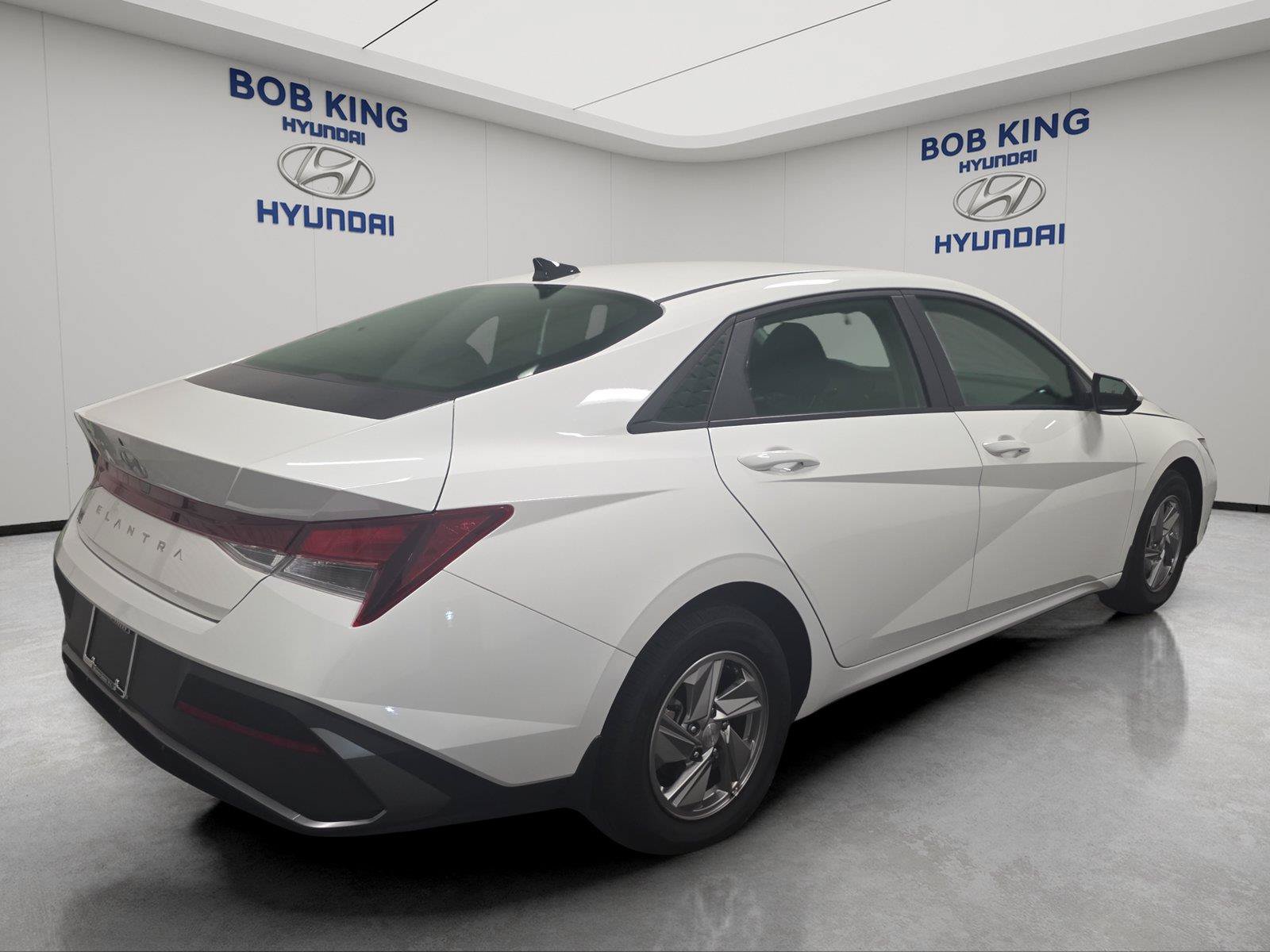 Used 2026 Hyundai Elantra SE FWD image 5