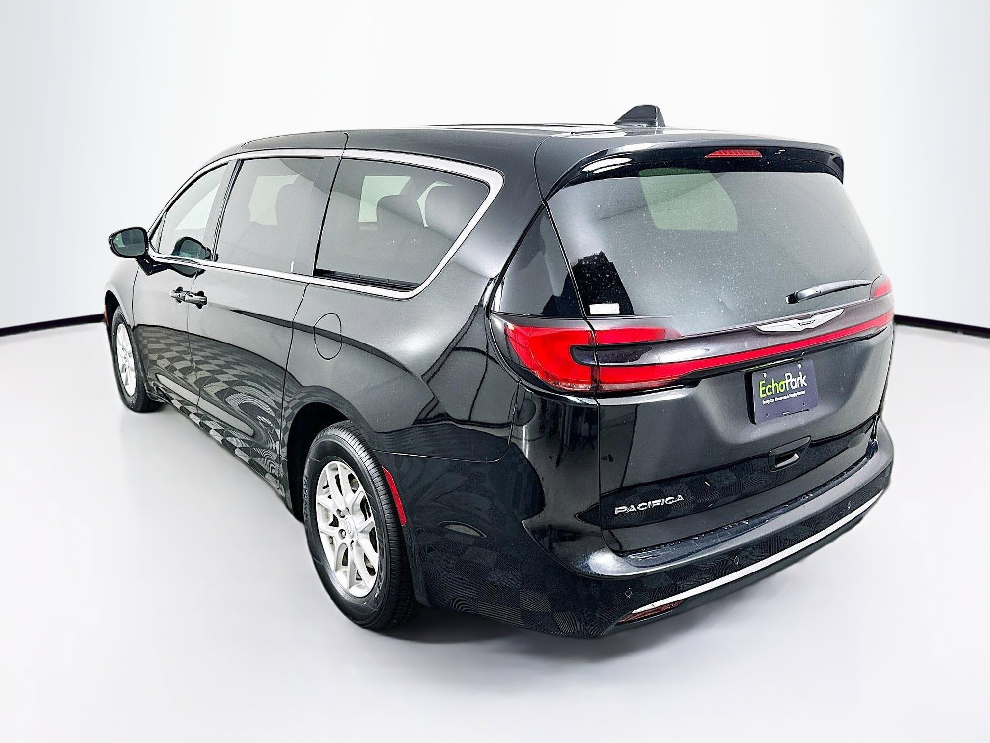 Used 2025 Chrysler Pacifica Select FWD image 5