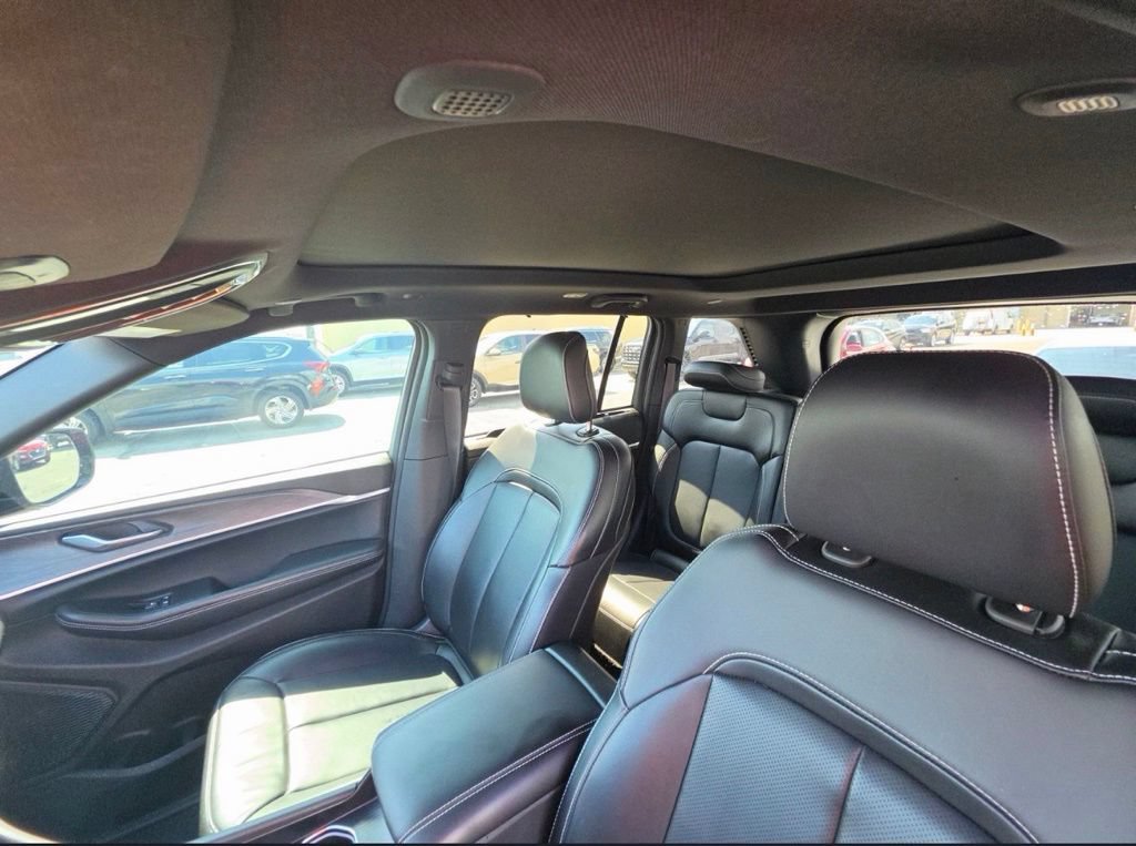 Used 2025 Jeep Grand Cherokee Limited w/ Luxury Tech Group II RWD image 2