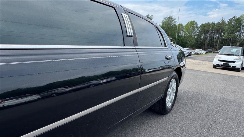 Used 2008 Lincoln Town Car Executive RWD image 19