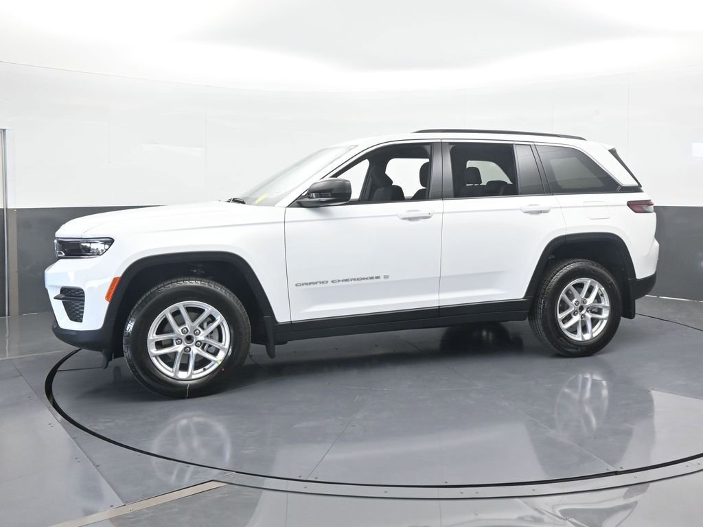 Used 2025 Jeep Grand Cherokee Laredo X RWD image 2