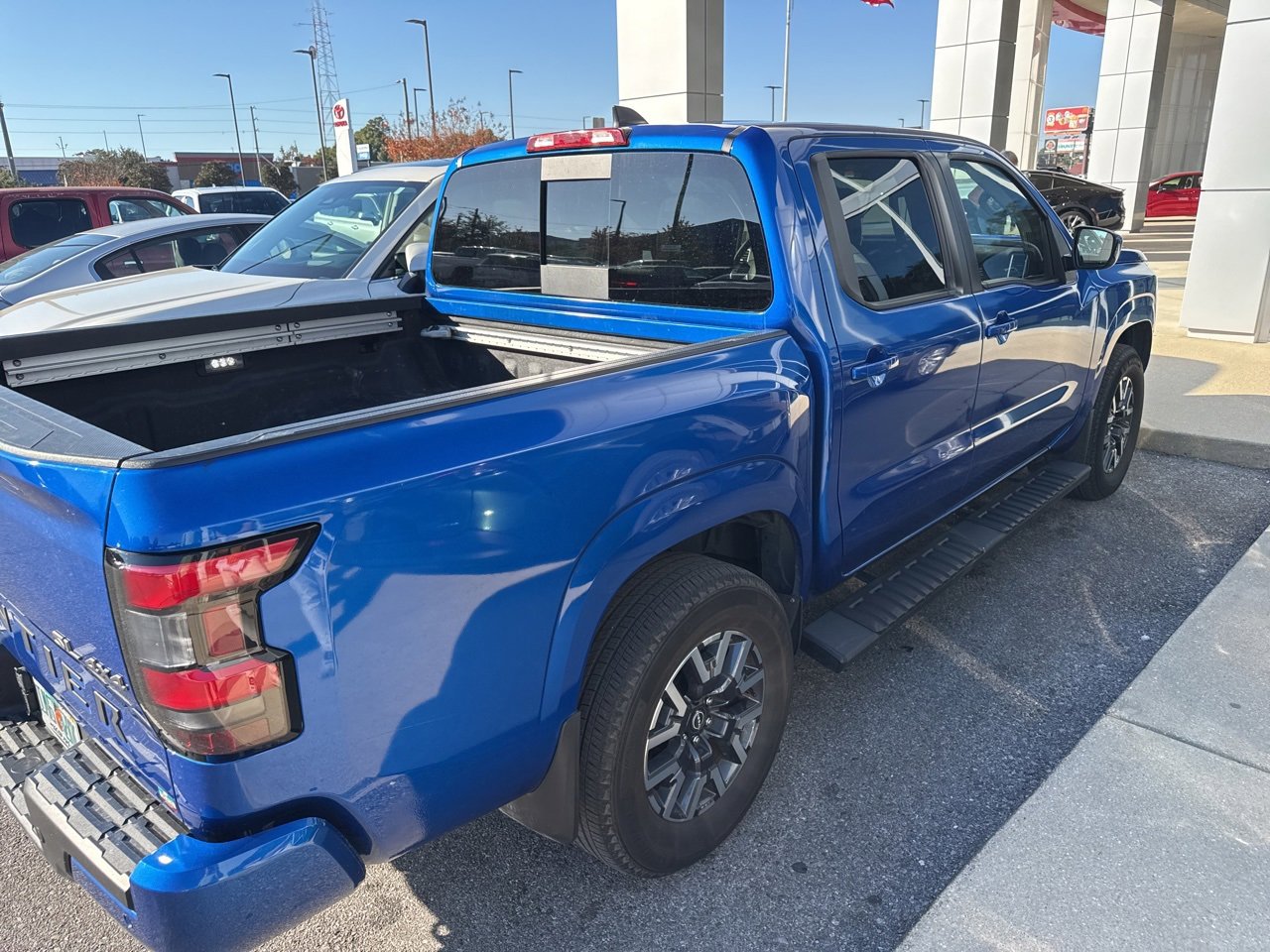 Used 2024 Nissan Frontier SL w/ Technology Package image 3