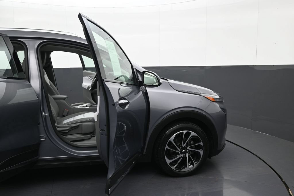 Certified 2023 Chevrolet Bolt EUV Premier w/ Sun & Sound Package FWD image 9