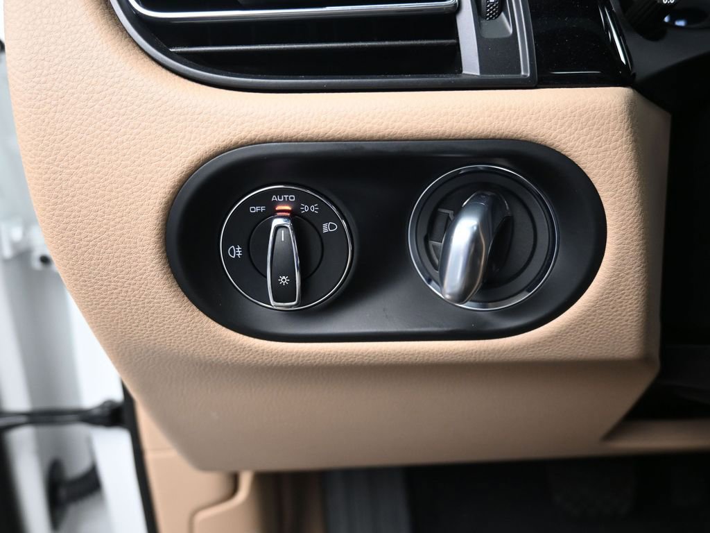 Certified 2023 Porsche Macan AWD/4WD image 24