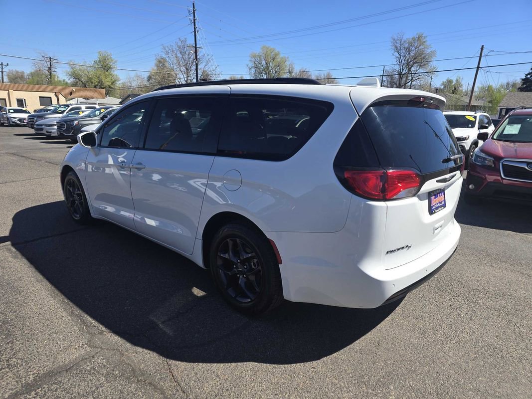 Used 2018 Chrysler Pacifica Touring-L w/ Premium Audio Group FWD image 14