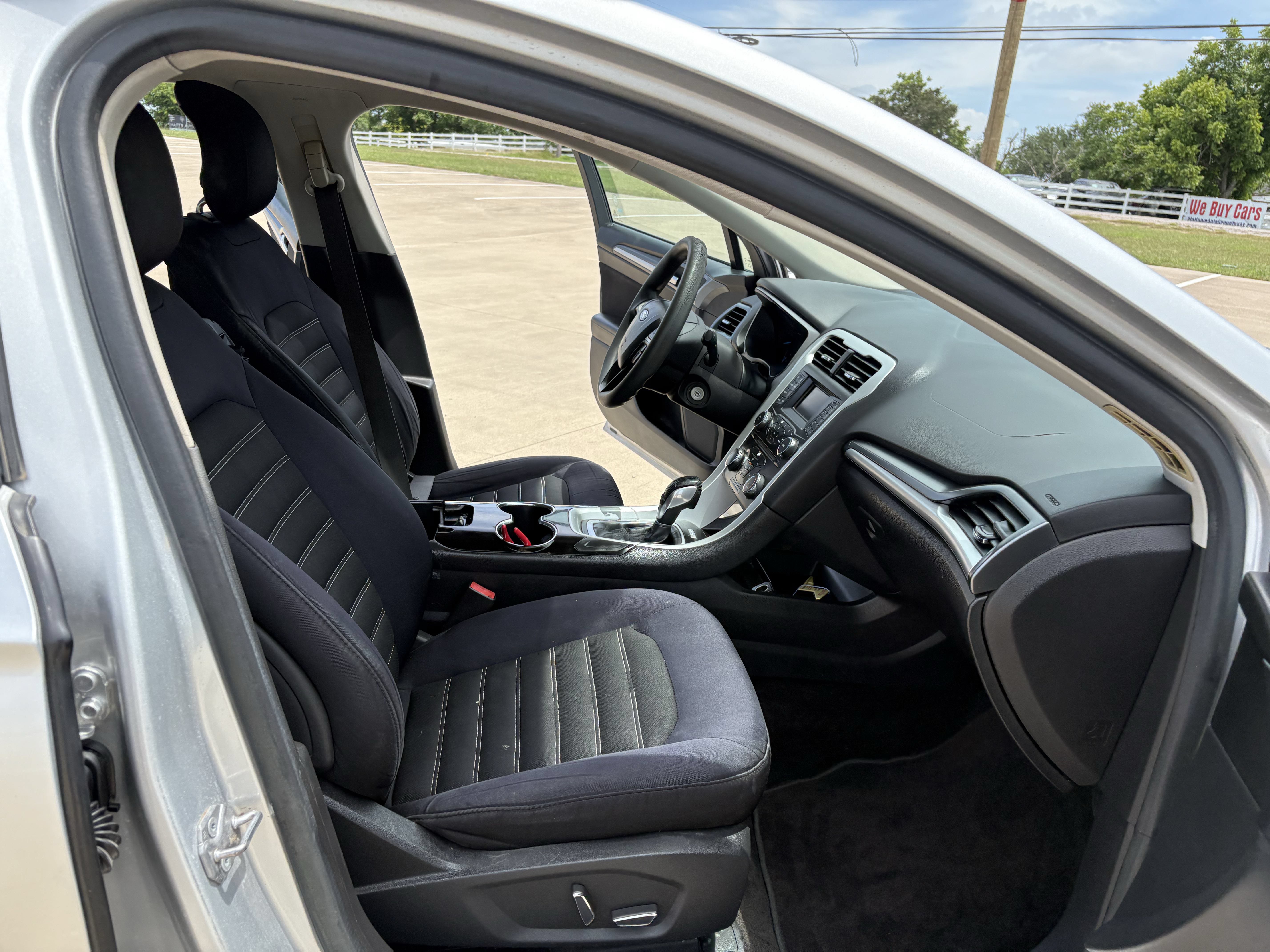 Used 2015 Ford Fusion SE FWD image 13