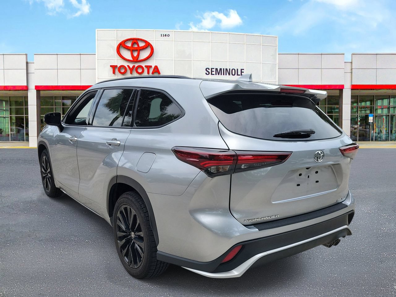 Used 2025 Toyota Highlander XSE AWD/4WD image 4
