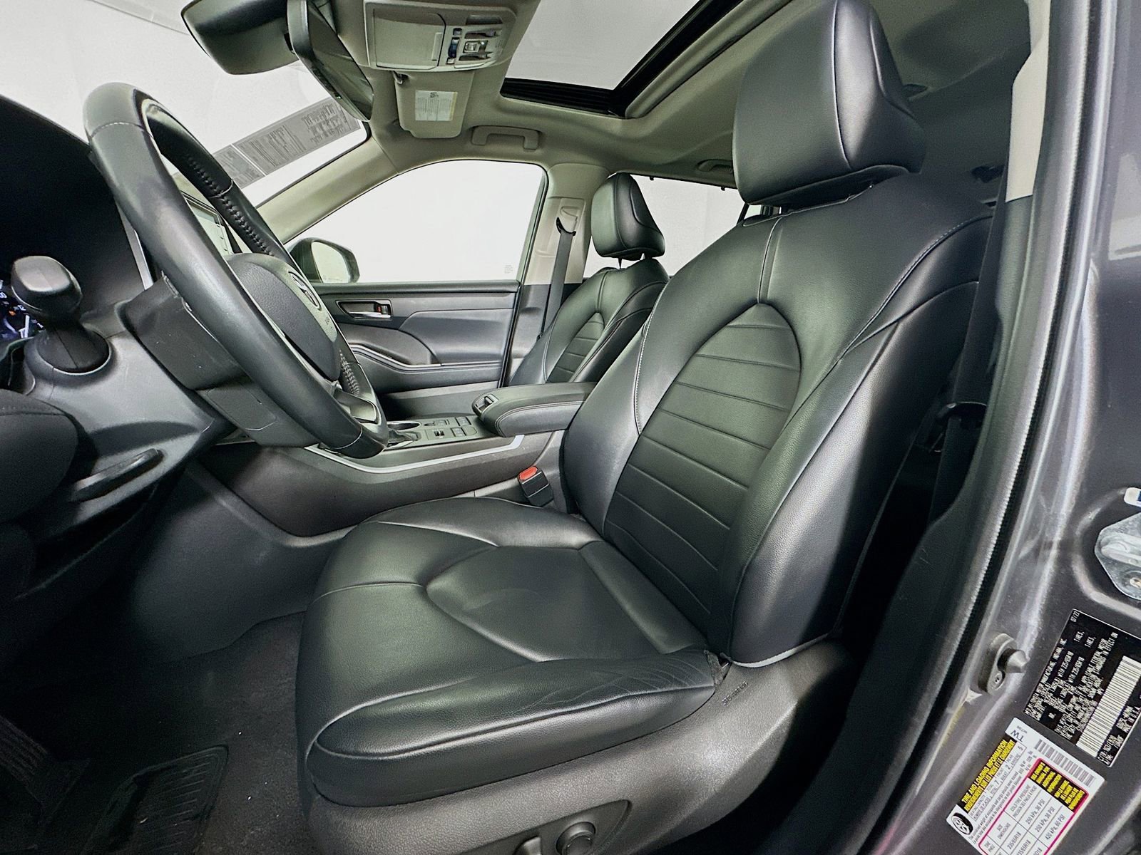 Used 2022 Toyota Highlander XLE AWD/4WD image 22