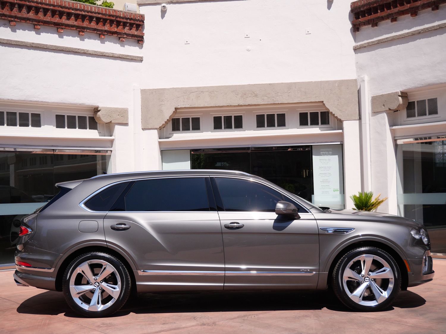 Used 2023 Bentley Bentayga Extended Wheelbase image 5