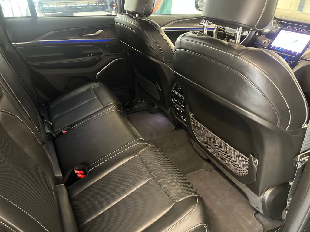 Used 2023 Jeep Grand Cherokee Overland AWD/4WD image 44
