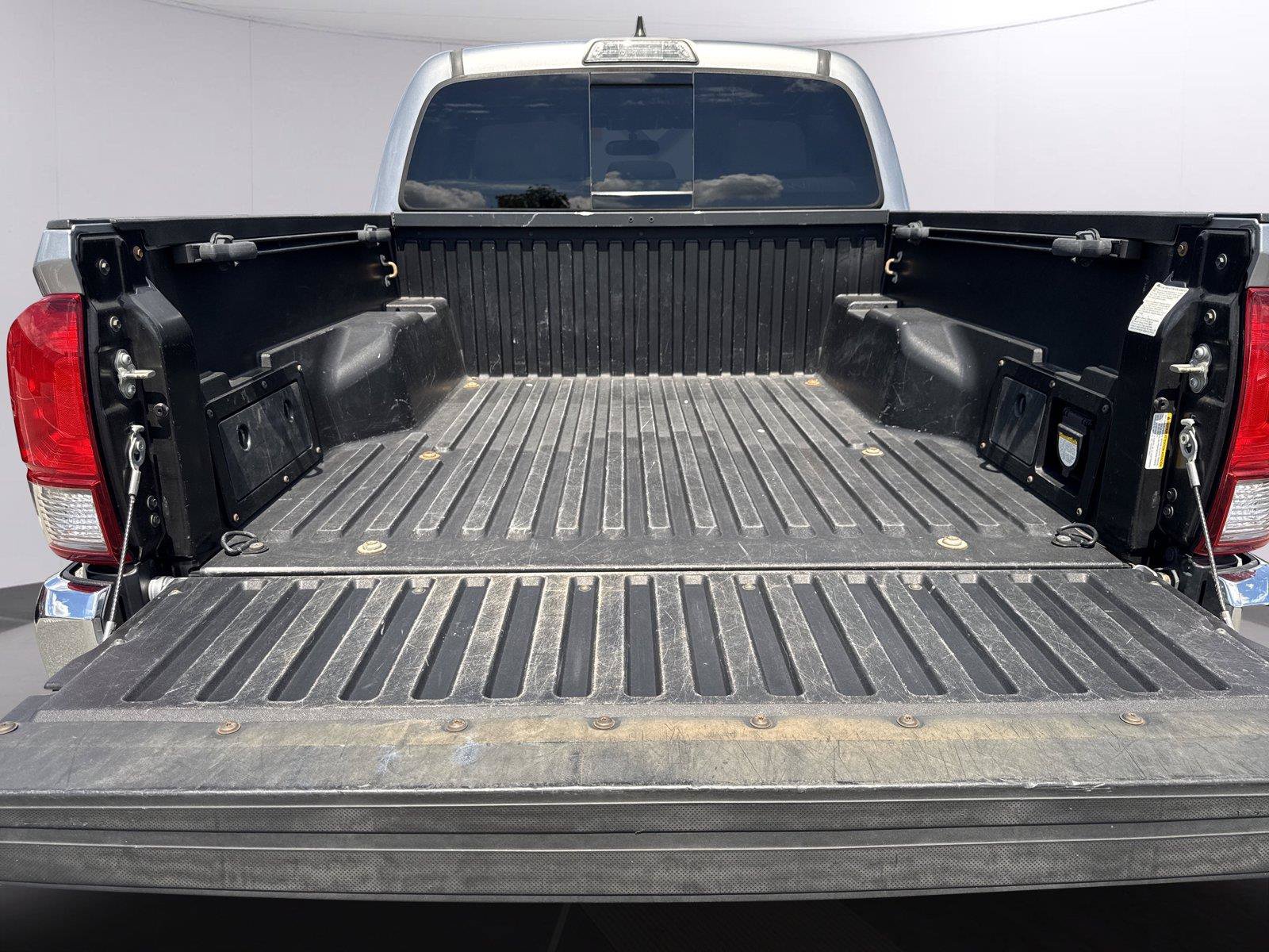 Used 2017 Toyota Tacoma TRD Off-Road w/ Tow Package (A/T) AWD/4WD image 34