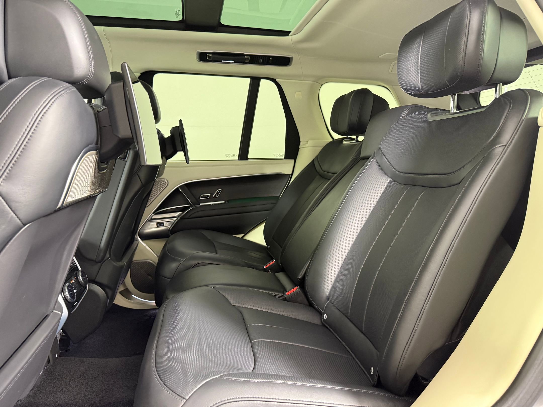 Used 2024 Land Rover Range Rover Autobiography AWD/4WD image 27