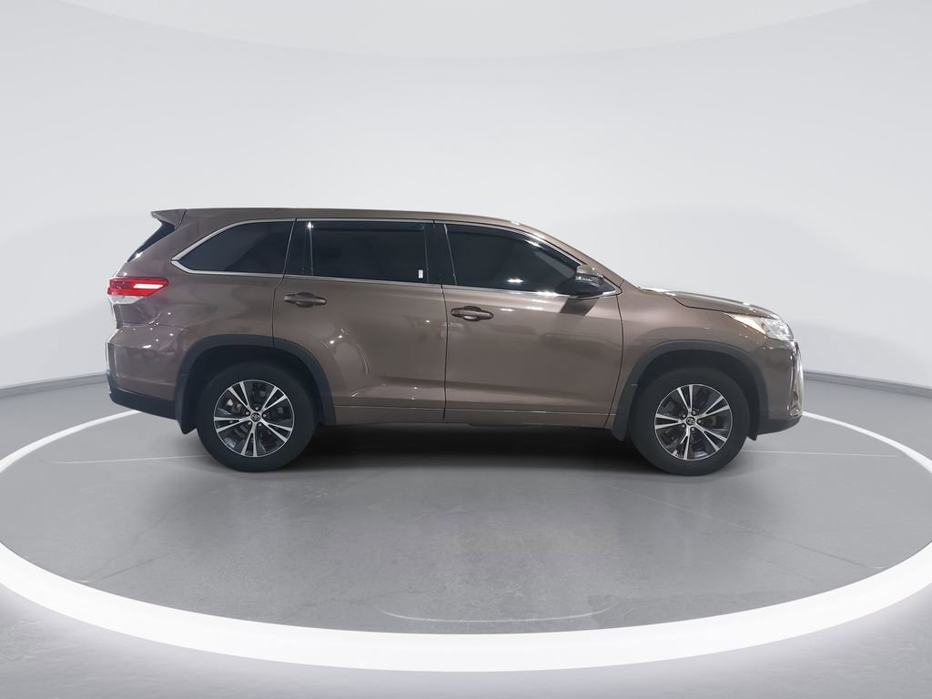 Used 2018 Toyota Highlander LE AWD/4WD image 9