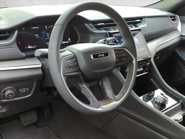 Used 2025 Jeep Grand Cherokee Limited w/ Black Appearance Package image 9