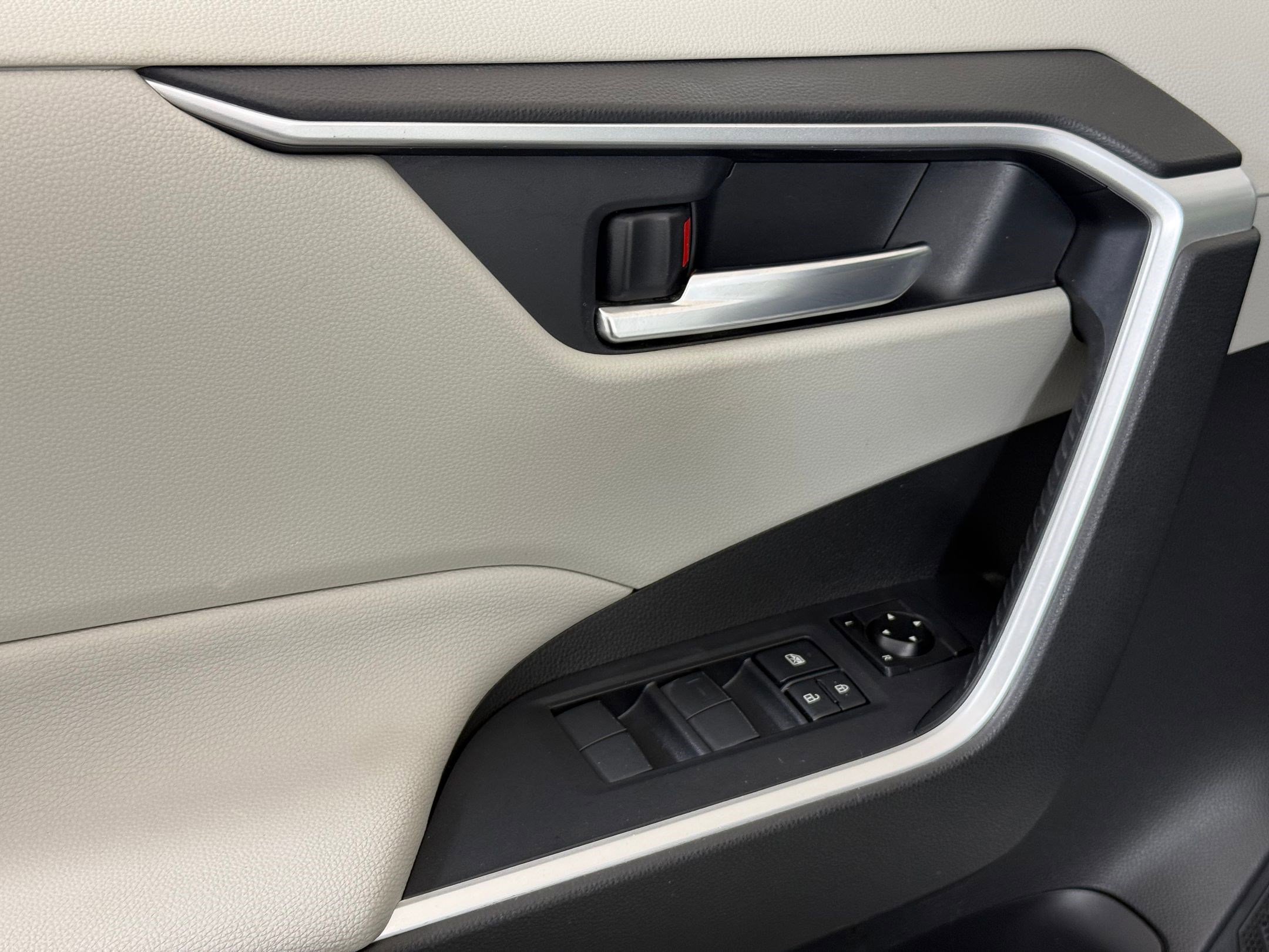 Used 2020 Toyota RAV4 XLE image 14