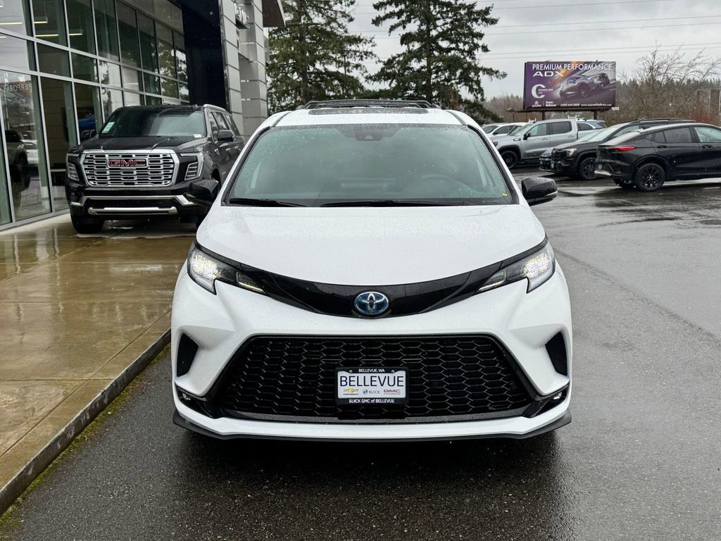 Used 2025 Toyota Sienna XSE w/ XSE Premium Package image 8