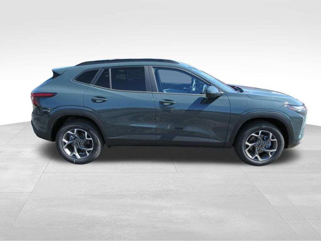 New 2026 Chevrolet Trax LT w/ LPO, Blackout Package FWD image 6