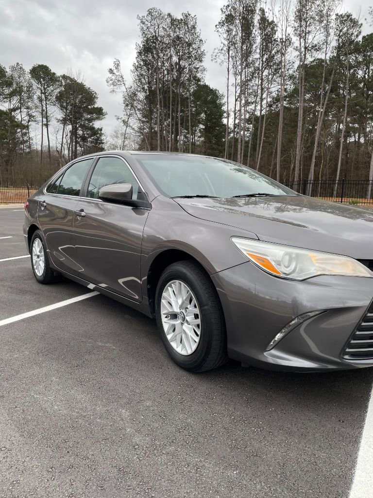 Used 2017 Toyota Camry LE image 3