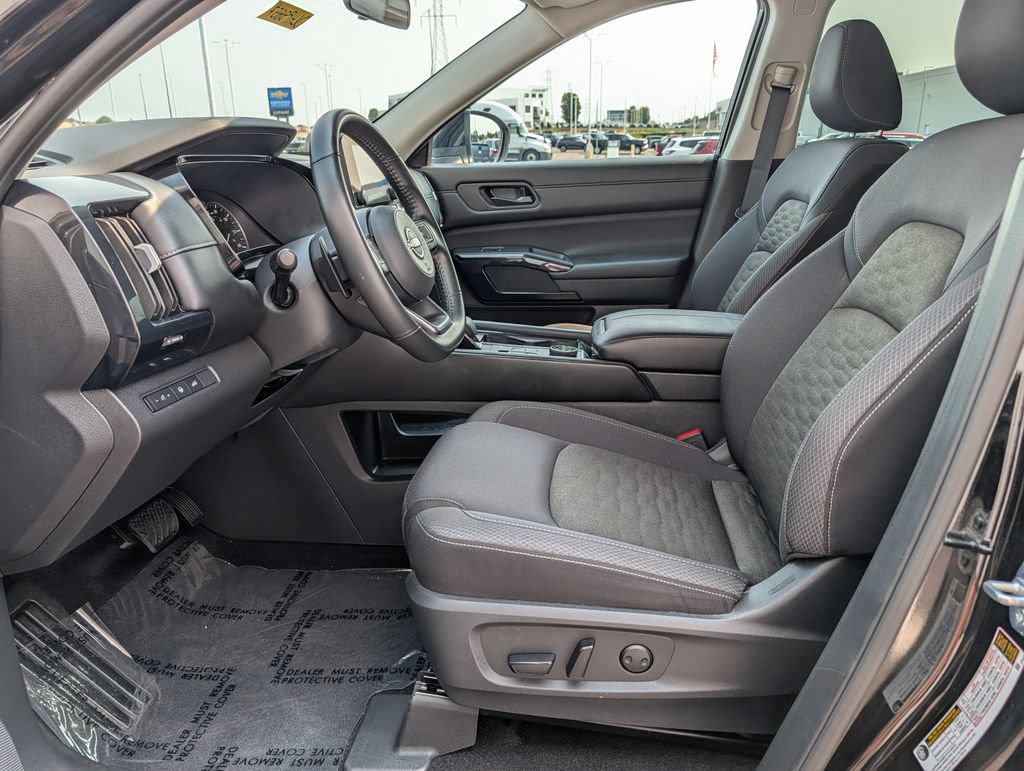 Used 2025 Nissan Pathfinder SV AWD/4WD image 14