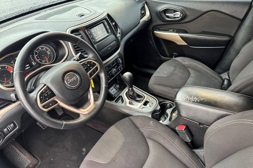 Used 2017 Jeep Cherokee Latitude FWD image 10