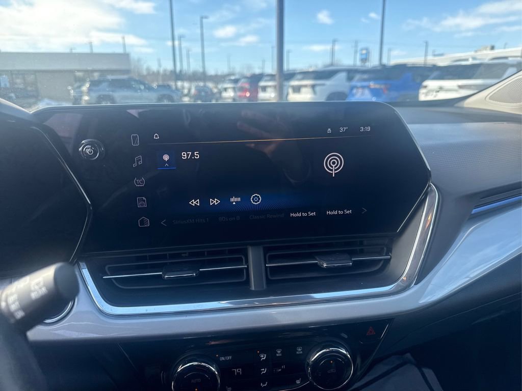 Used 2024 Chevrolet Trax LT w/ Sunroof Package FWD image 11