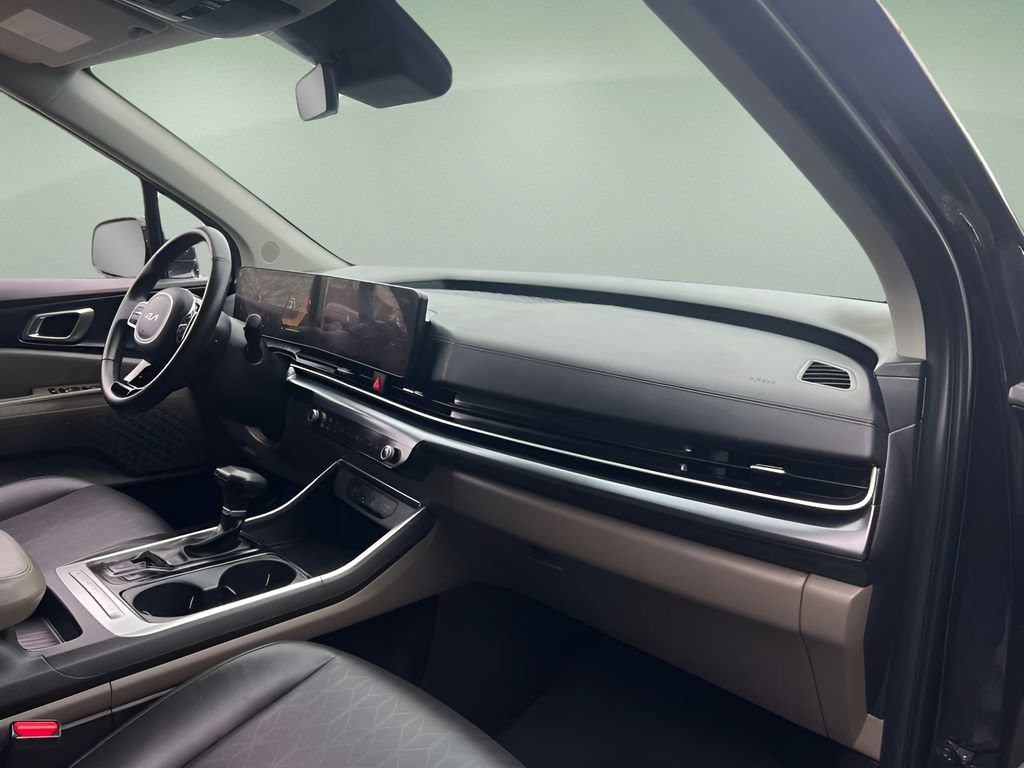Used 2025 Kia Carnival FWD image 25
