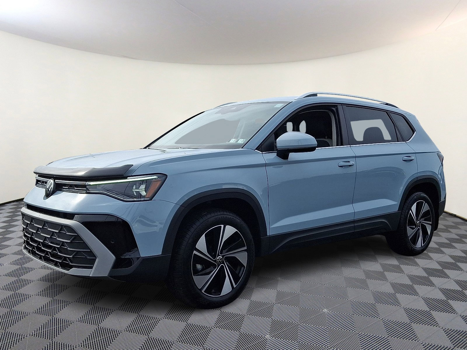 Certified 2025 Volkswagen Taos SE image 3