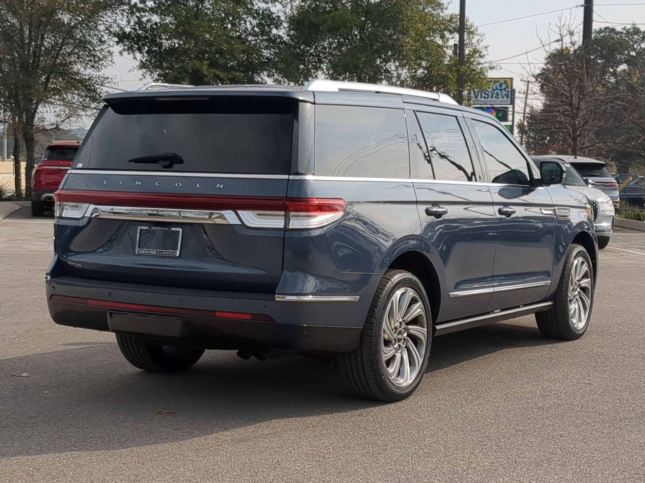 Used 2022 Lincoln Navigator Reserve image 3