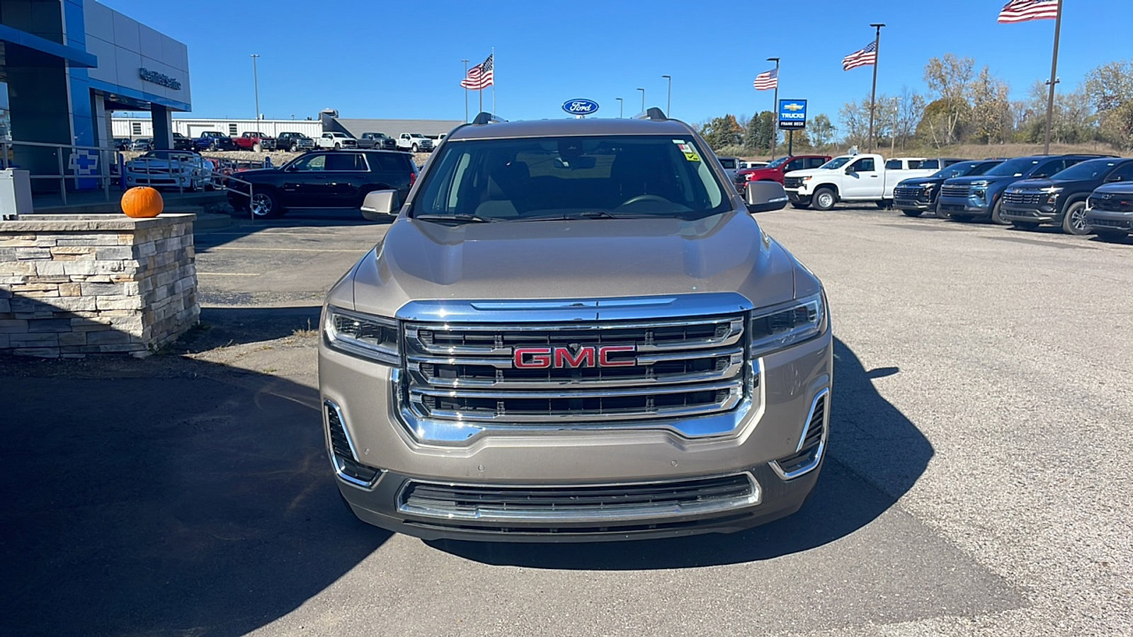 Used 2023 GMC Acadia SLE w/ Driver Convenience Package image 2