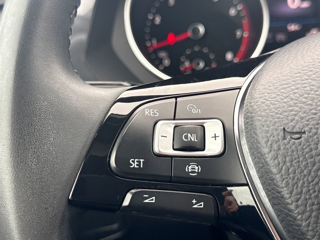 Used 2020 Volkswagen Tiguan SE image 27