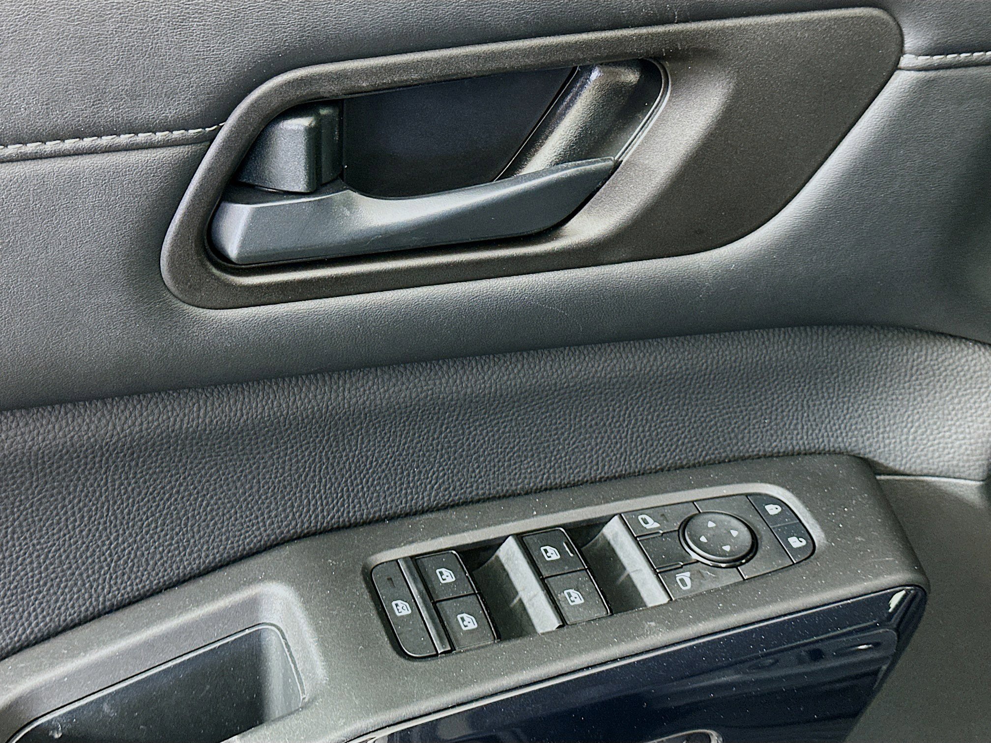 Used 2025 Nissan Pathfinder SV image 15