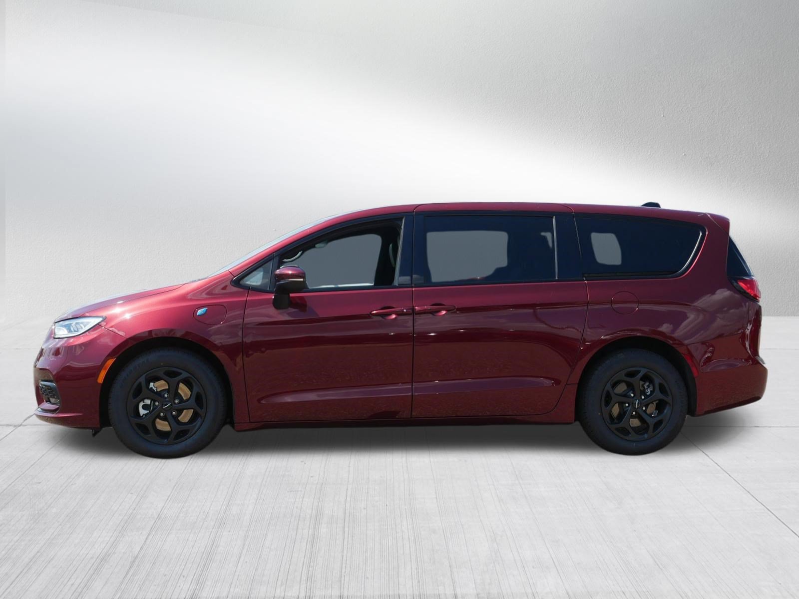 Used 2023 Chrysler Pacifica Touring-L w/ S Appearance Package FWD image 4