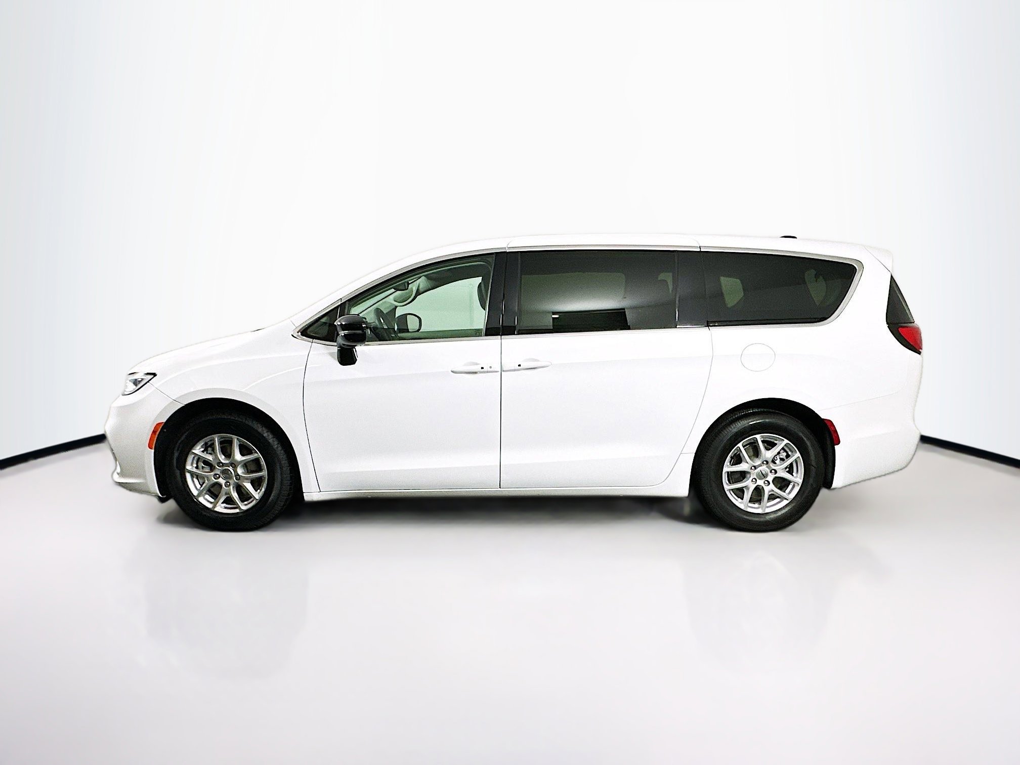 Used 2024 Chrysler Pacifica Touring-L image 4