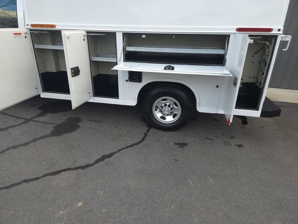 Used 2018 Chevrolet Express 3500 image 4