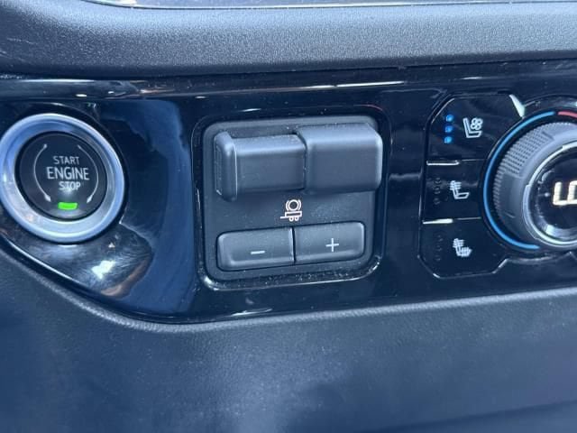 Used 2023 Chevrolet Silverado 1500 High Country w/ Technology Package AWD/4WD image 30