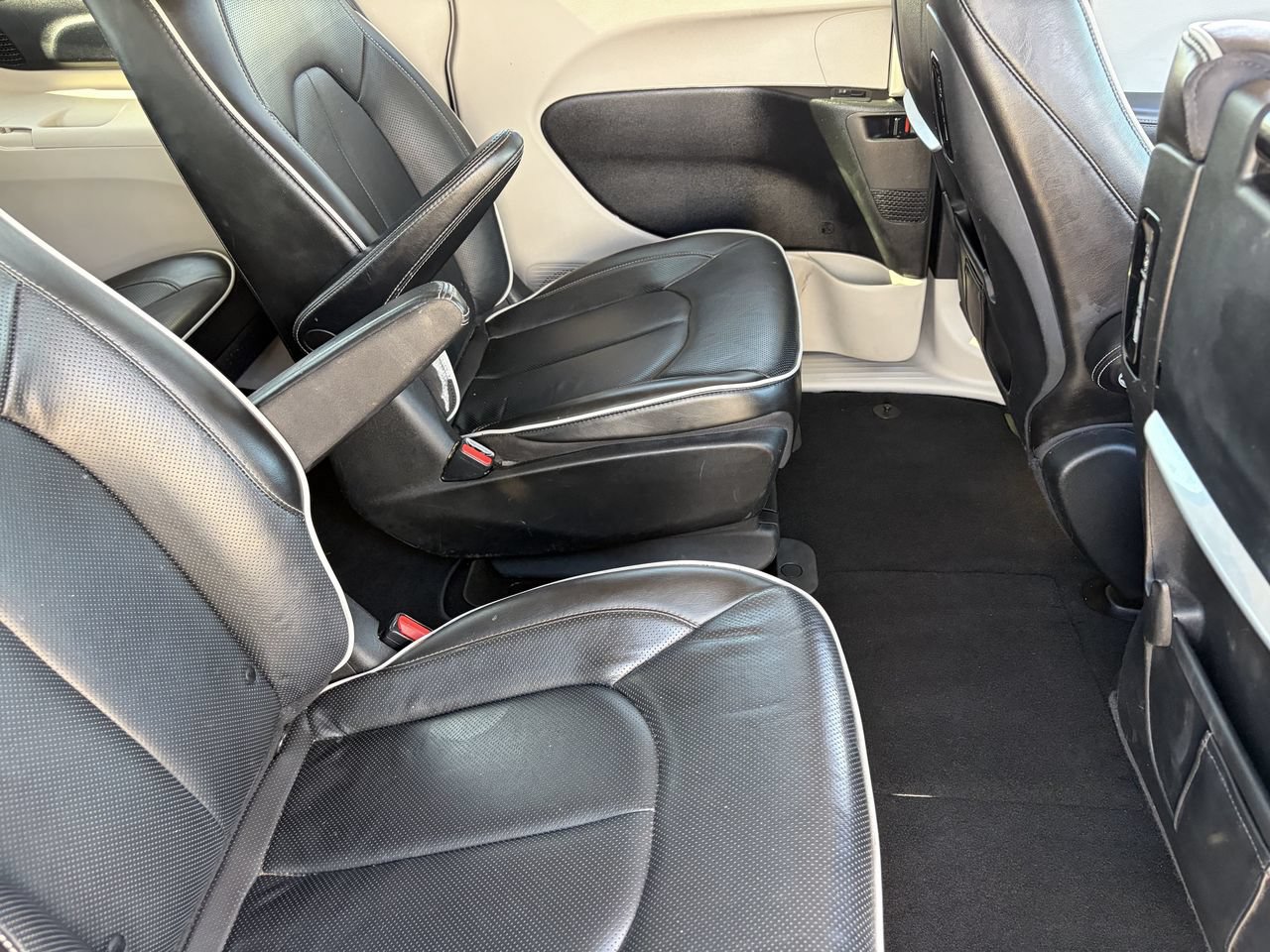 Used 2021 Chrysler Pacifica Limited w/ Uconnect Theater Family Group FWD image 13