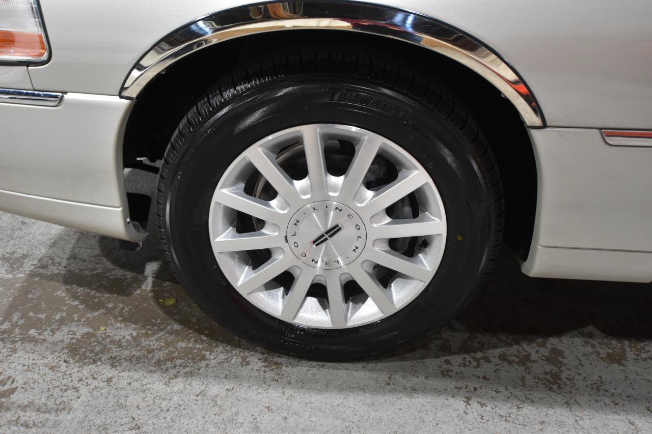 Used 2006 Lincoln Town Car Signature RWD image 41