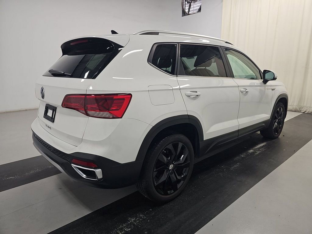 Used 2023 Volkswagen Taos SE w/ Black Wheel Package FWD image 4