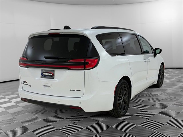 Used 2025 Chrysler Pacifica Limited image 3
