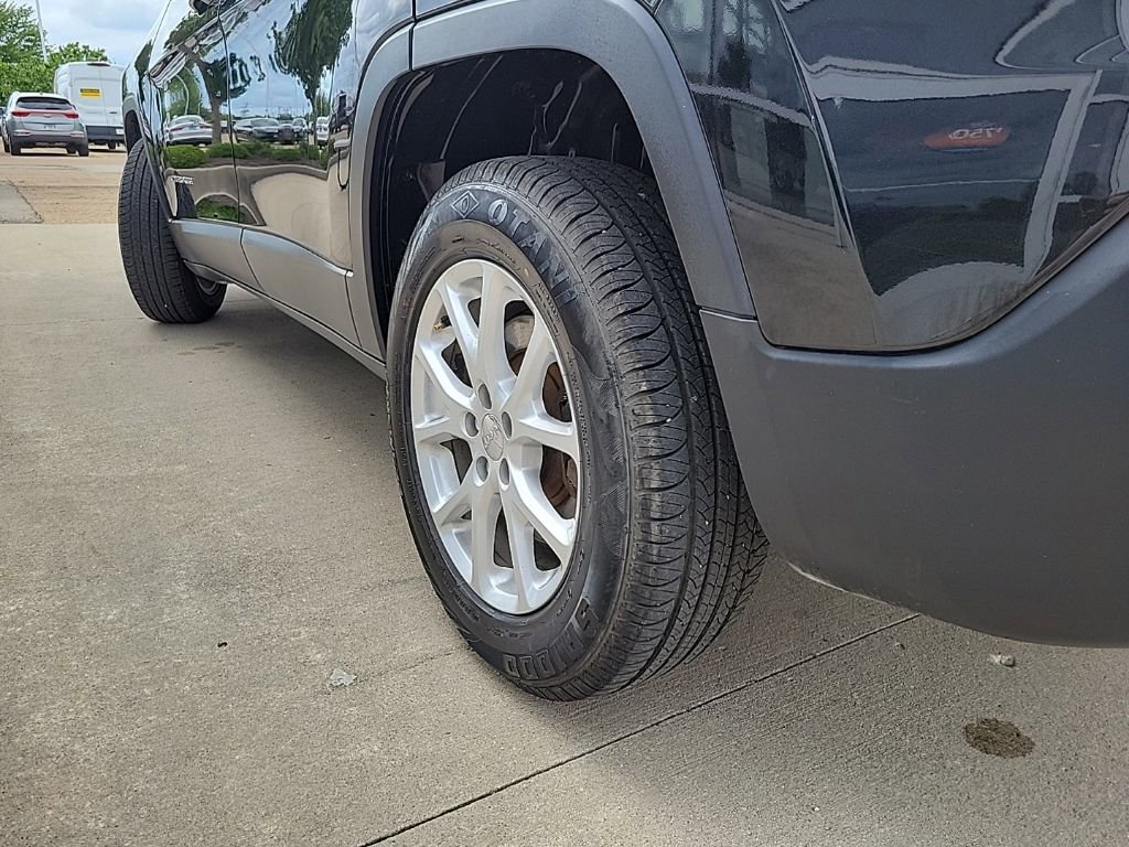 Used 2014 Jeep Cherokee Latitude AWD/4WD image 17