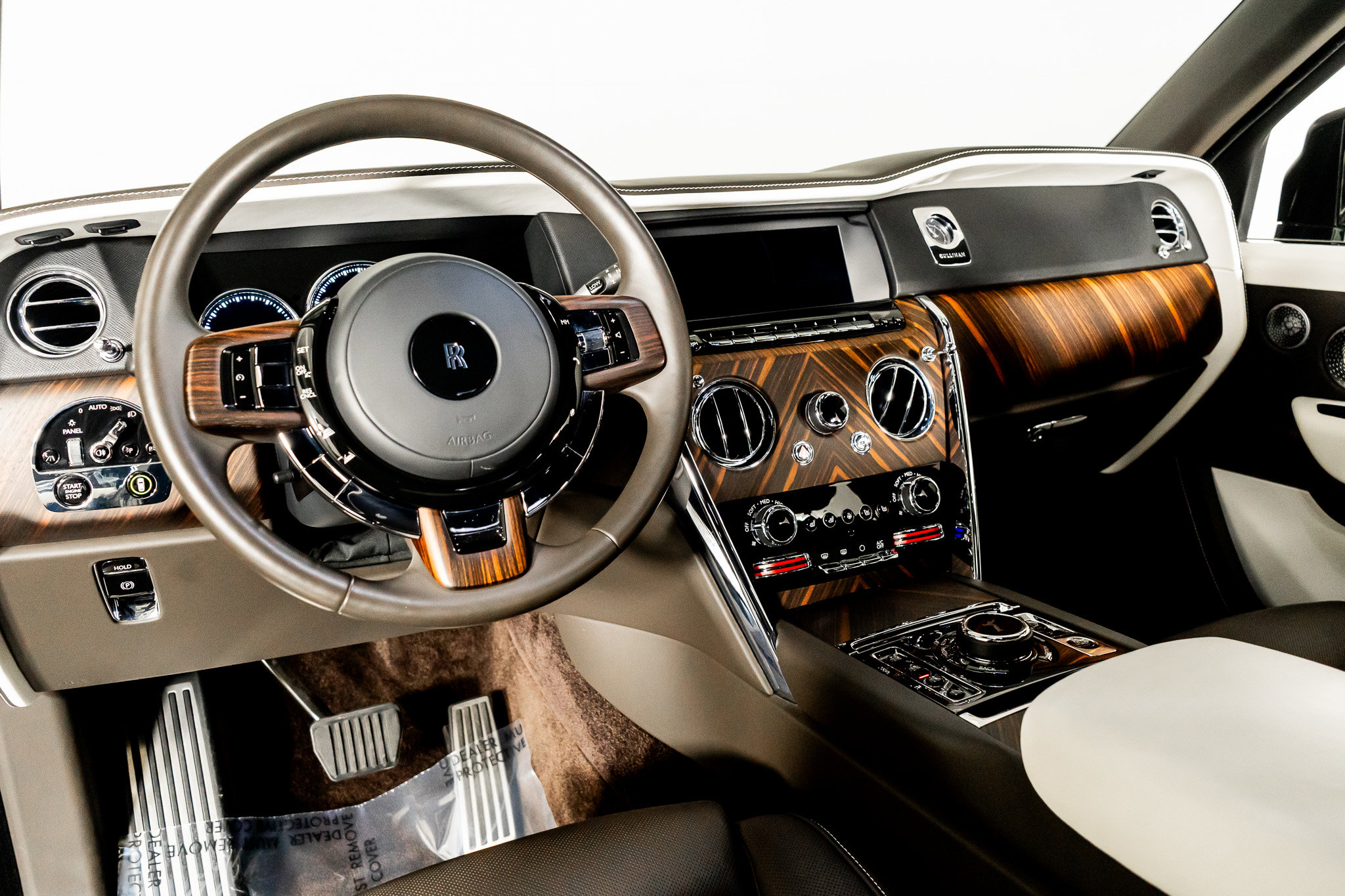 Used 2023 Rolls-Royce Cullinan w/ Cullinan Package image 2