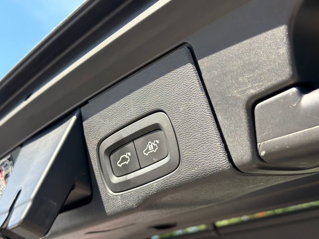 Used 2019 Volvo XC60 T5 Momentum w/ Multimedia Package AWD/4WD image 8